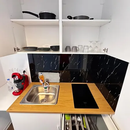 Daire Modern N14 Kitchenette Private Bathroom