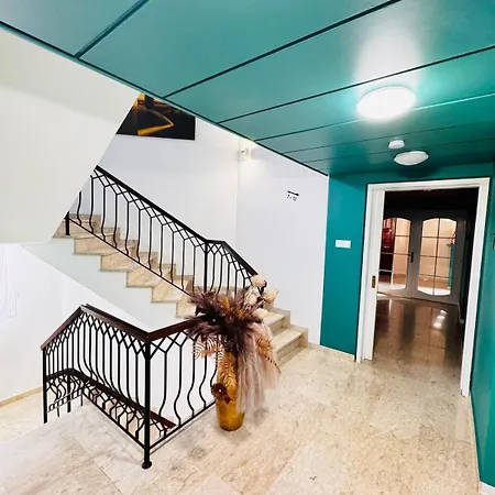 Апартаменты Modern N14 Kitchenette Private Bathroom *