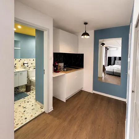 Modern N14 Kitchenette Private Bathroom Daire