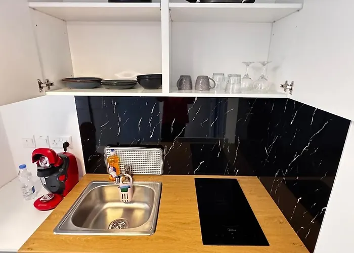 Daire Modern N14 Kitchenette Private Bathroom