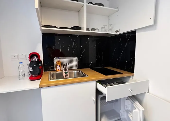 Daire Modern N14 Kitchenette Private Bathroom Limasol